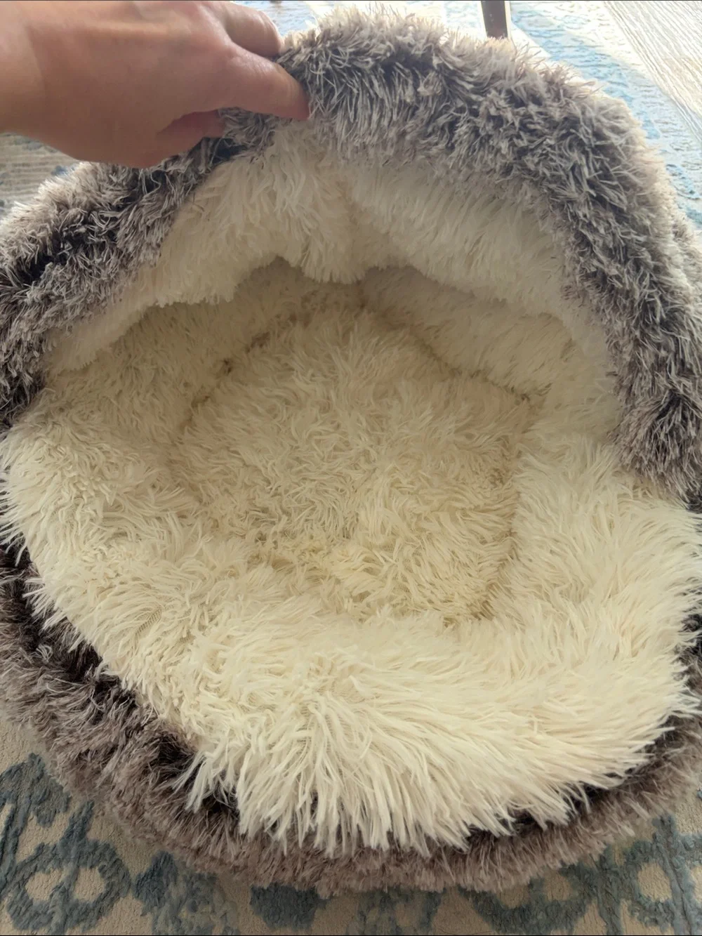 NWOT hooded Plush Round Pet Bed in Taupe with Cream Interior